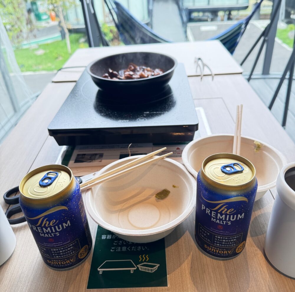 テラスで卓上IHコンロを使って調理したあそホルと、飲み物や薬味を並べたテーブル