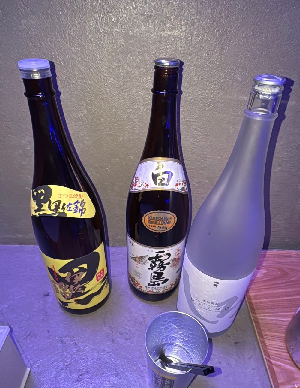 夜に用意されていた振る舞い焼酎のボトル