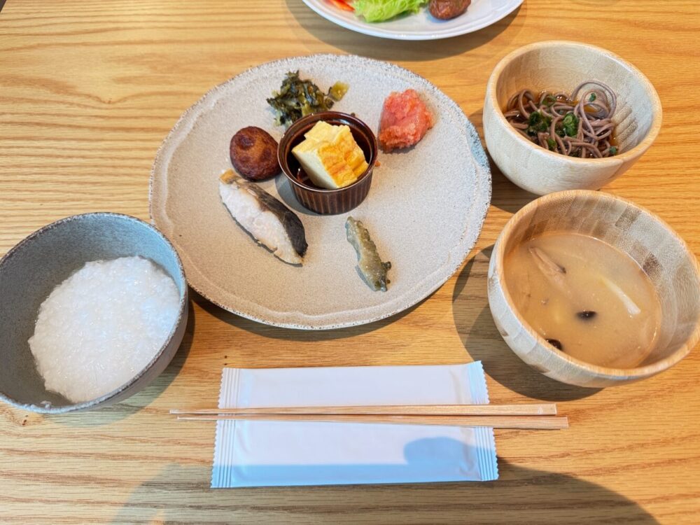 レストランの朝食ビュッフェで選んだご飯と汁物、和食のおかず