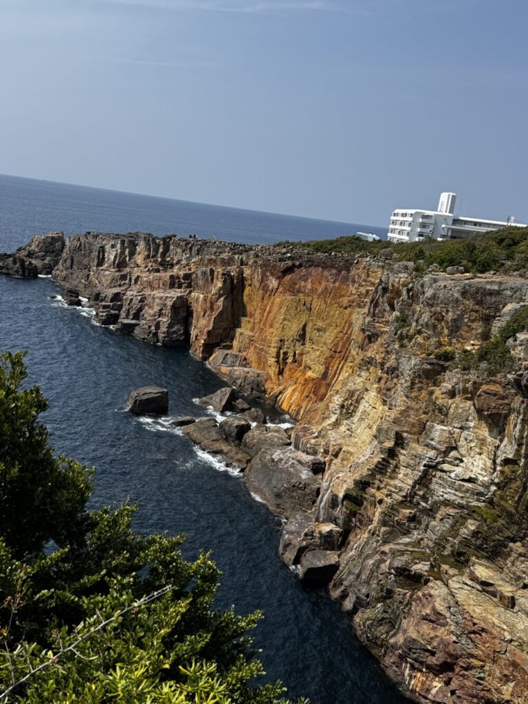 三段壁の断崖と海