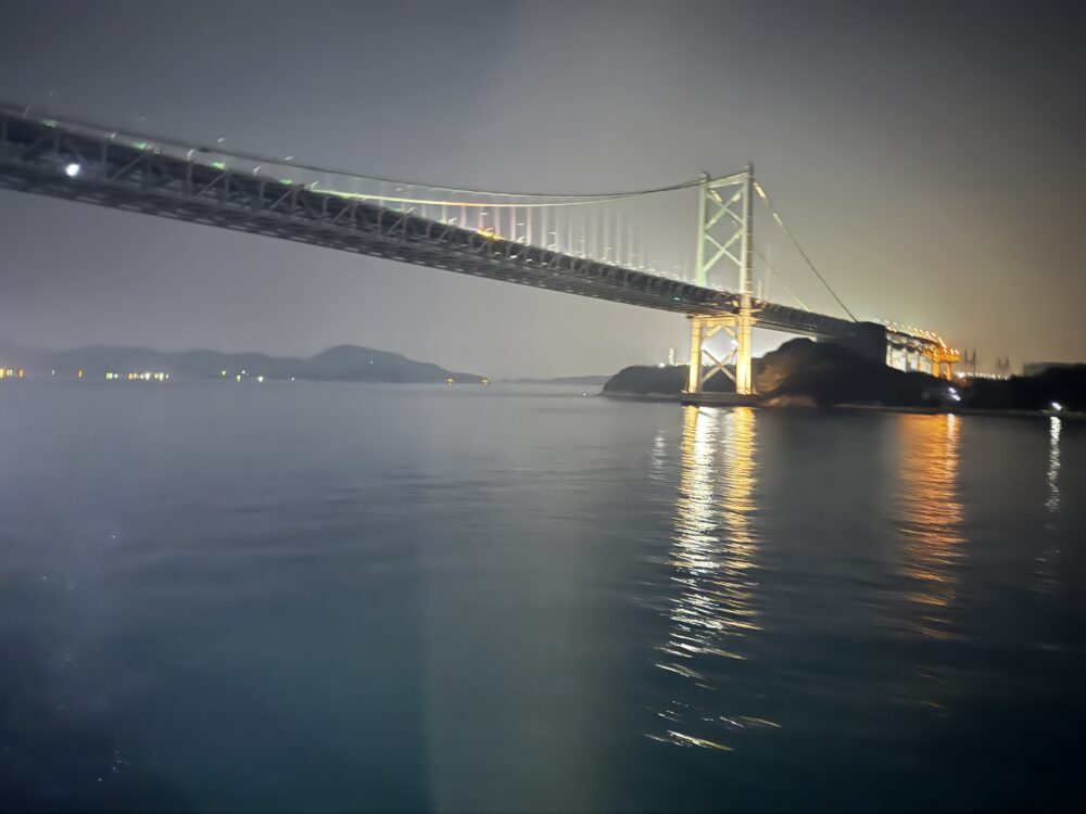 阪九フェリーの船上から見上げた夜の明石海峡大橋