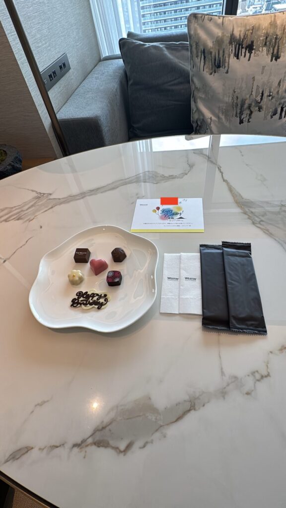 誕生日祝いに用意されたチョコレートとメッセージカード