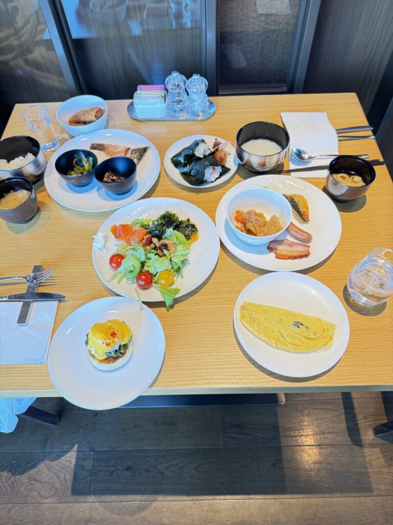 PACIFIC TABLEの朝食ブッフェを取り分けたテーブル
