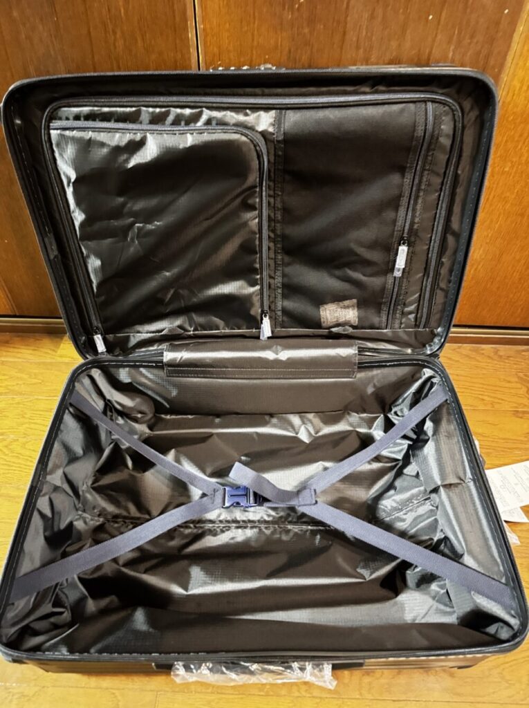 内装のメッシュポケット側