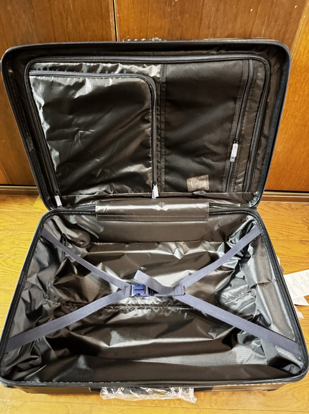 内装のメッシュポケット側