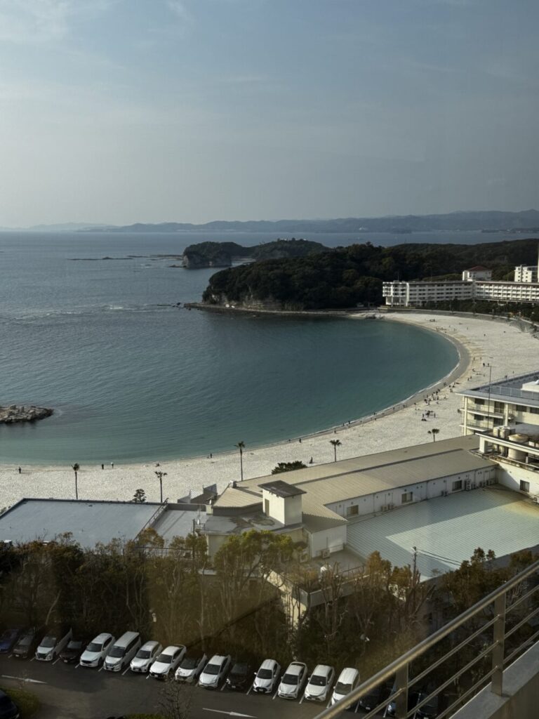 11階ビューラウンジから見た白良浜と海