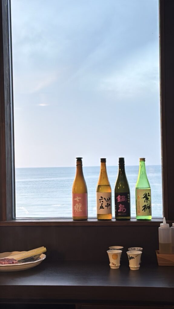 夕暮れの窓辺に並ぶ日本酒