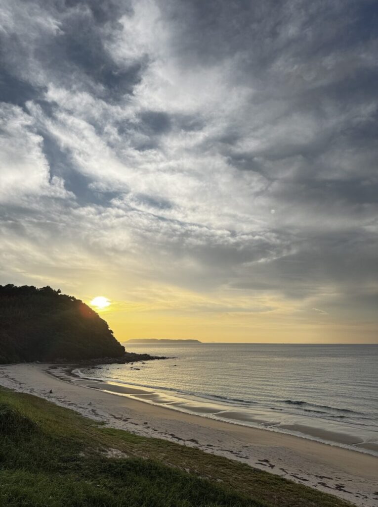 夕食のカウンターから見た玄界灘に沈む夕陽