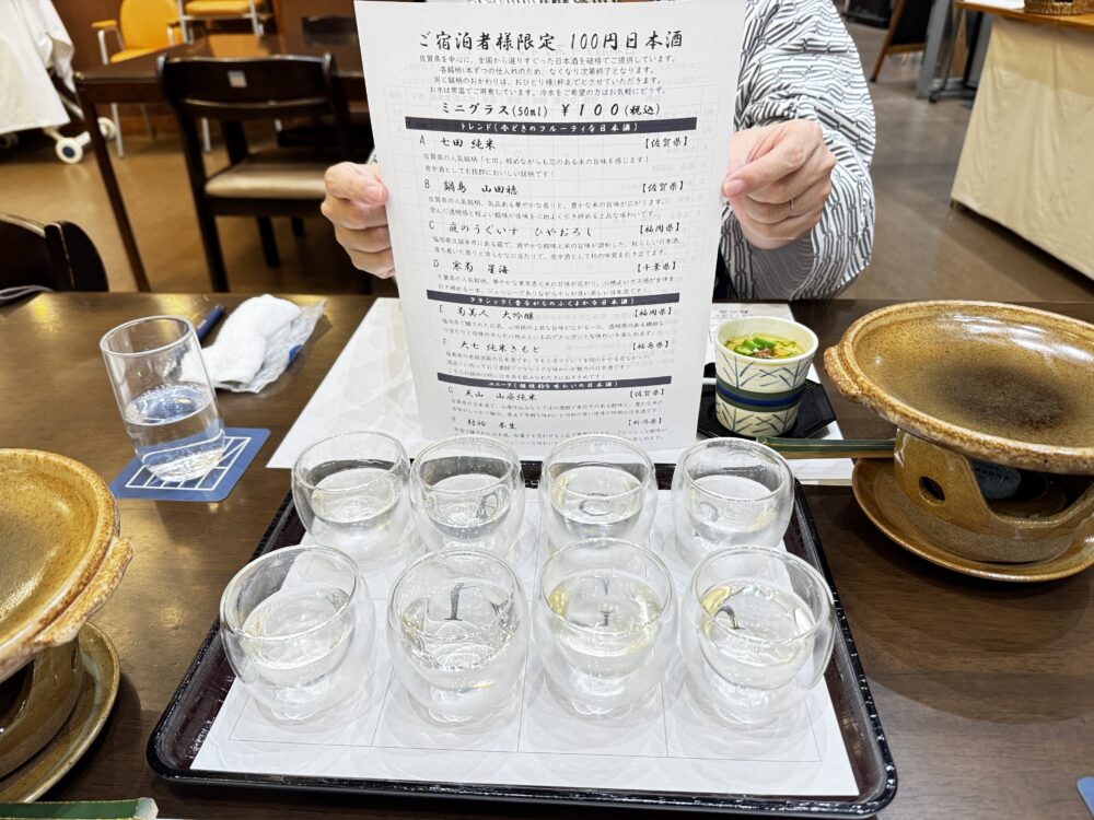 8種類の日本酒が並ぶ飲み比べと当日の銘柄メニュー
