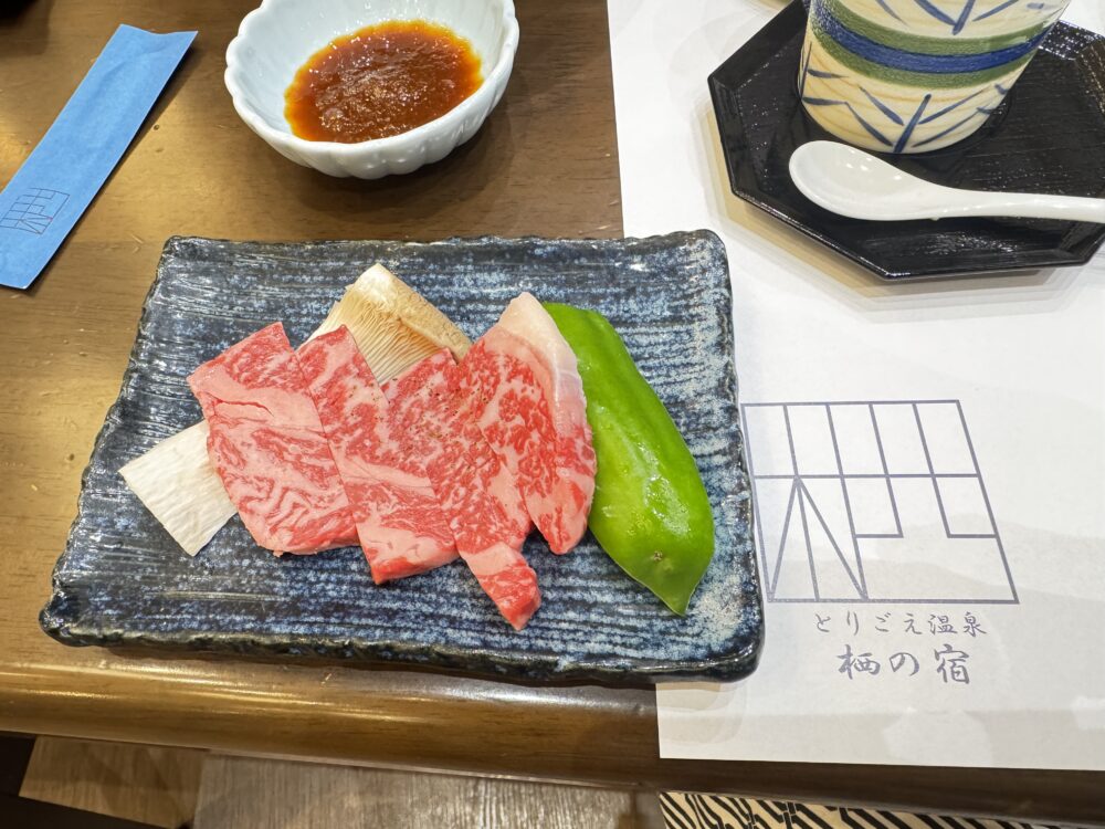 陶板で焼く特選和牛ステーキの肉と野菜
