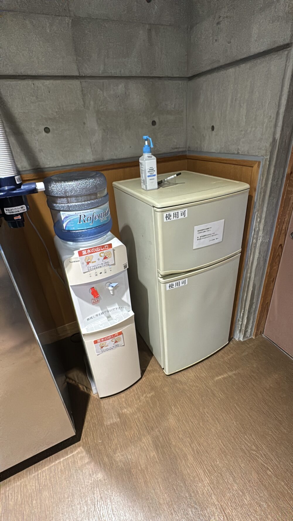 共用部に設置されたウォーターサーバーと冷蔵庫